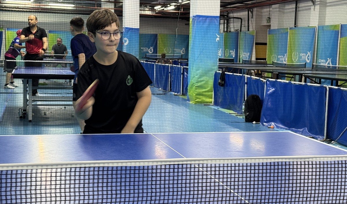 Konya'da serebral palsi hastalığına iyi gelmesi için başladığı masa tenisinde başarılı bir...