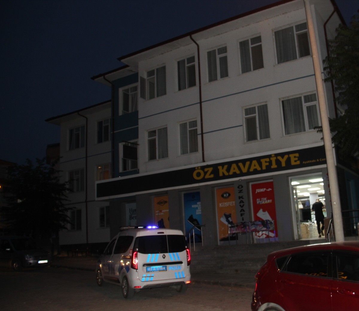 Konya'nın Beyşehir ilçesinde bir otelin 3. katındaki pencereden düşen 2 yaşındaki çocuk yaralandı....