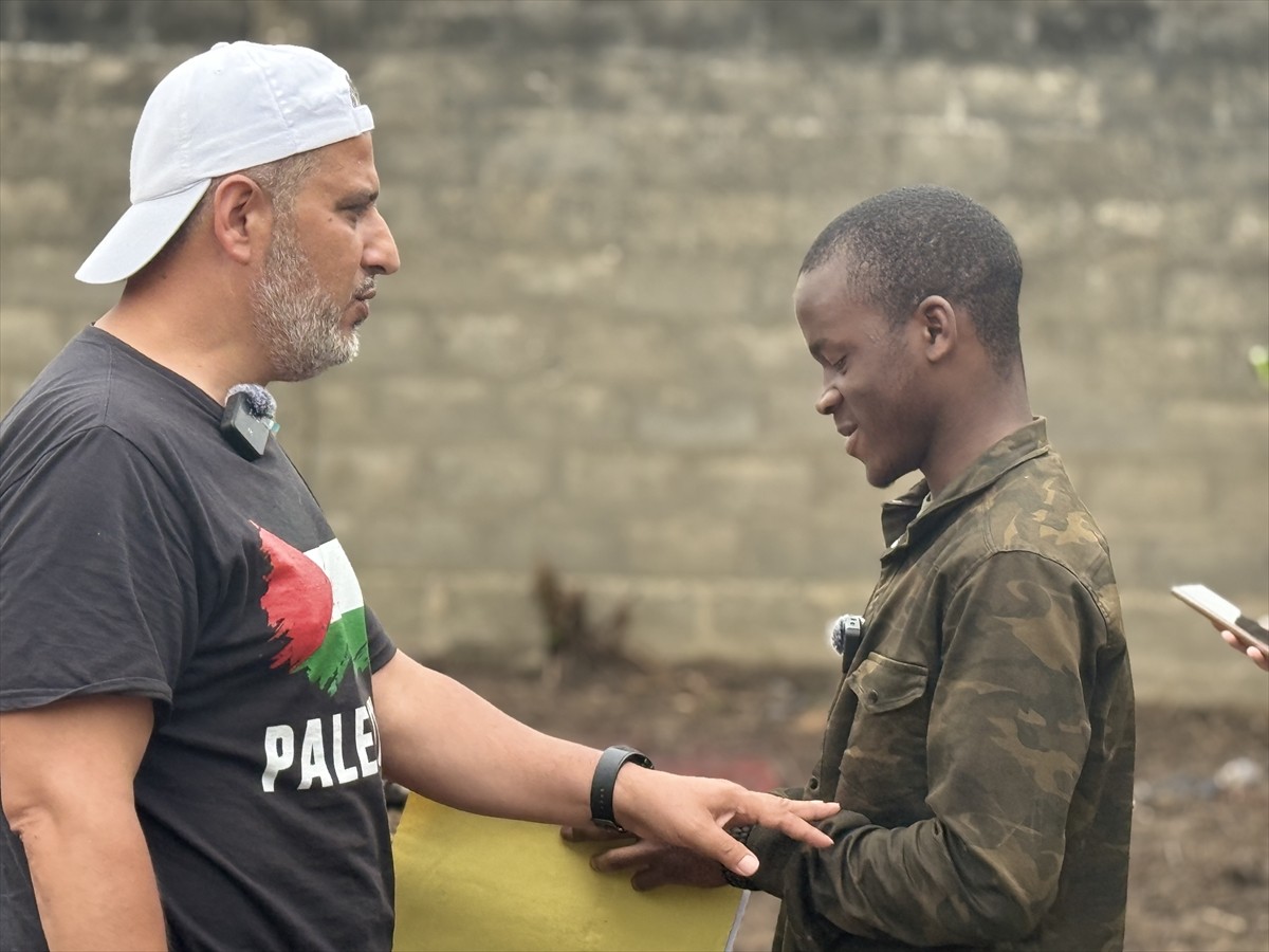 Kurban Bayramı'nı Filistin'de geçirmek üzere Almanya'dan yola çıkan Ayhan Yıldız ile oğlu Yunus...