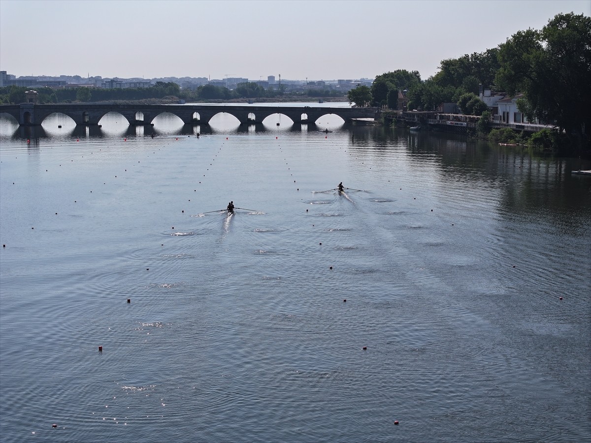 Kürek Milli Takımı, Edirne'deki Meriç Nehri Kürek Parkuru'nda kampa girdi. Türkiye Kürek...