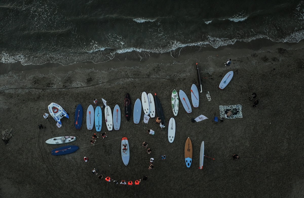 Kürek sörfüyle tanışmak isteyenler, Akdeniz'in mavi sularında eğitim alıyor. Mersin'de kürek sörfü...