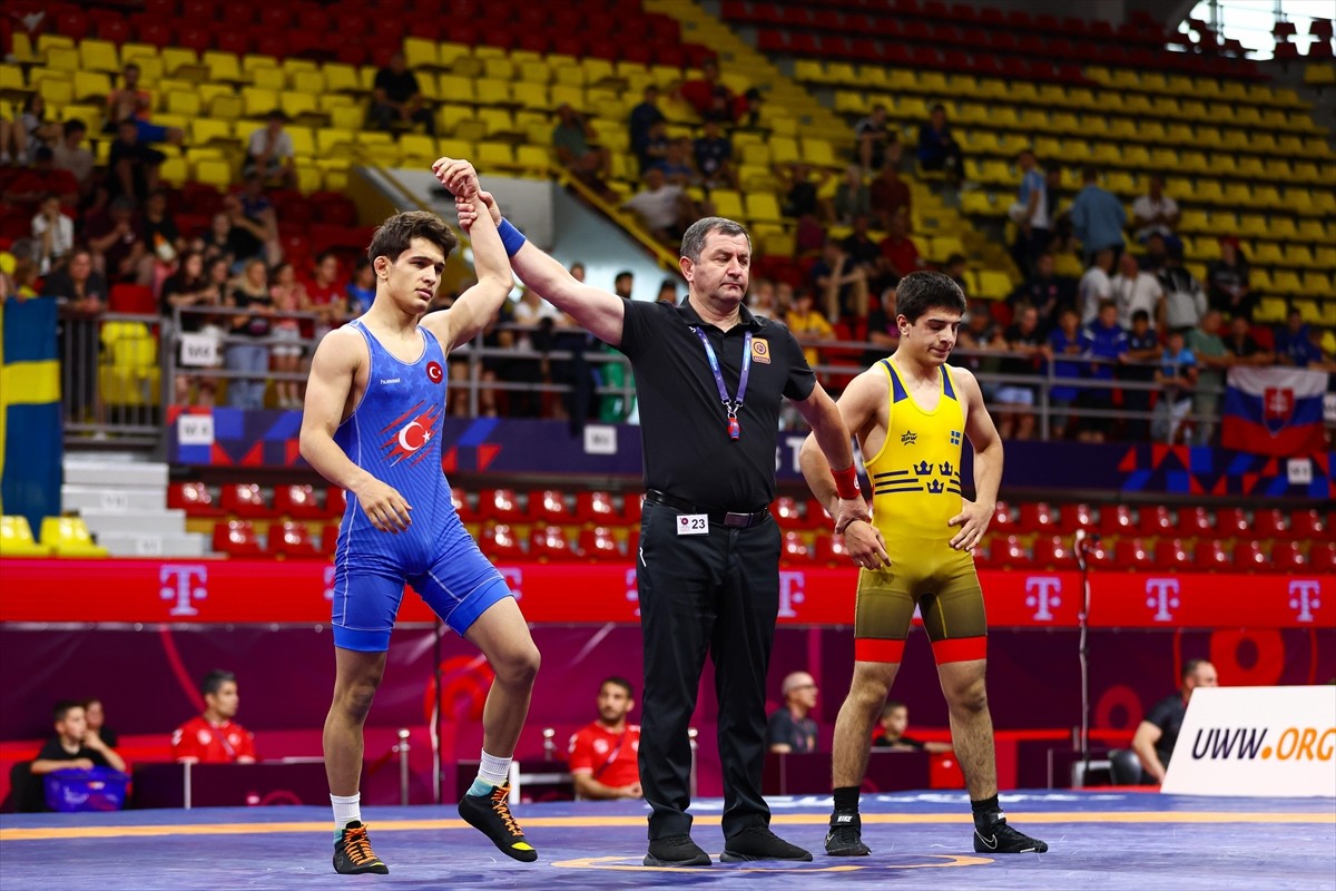 Kuzey Makedonya'da düzenlenen 17 Yaş Altı Avrupa Güreş Şampiyonası'nda milli sporcular, 3 bronz...