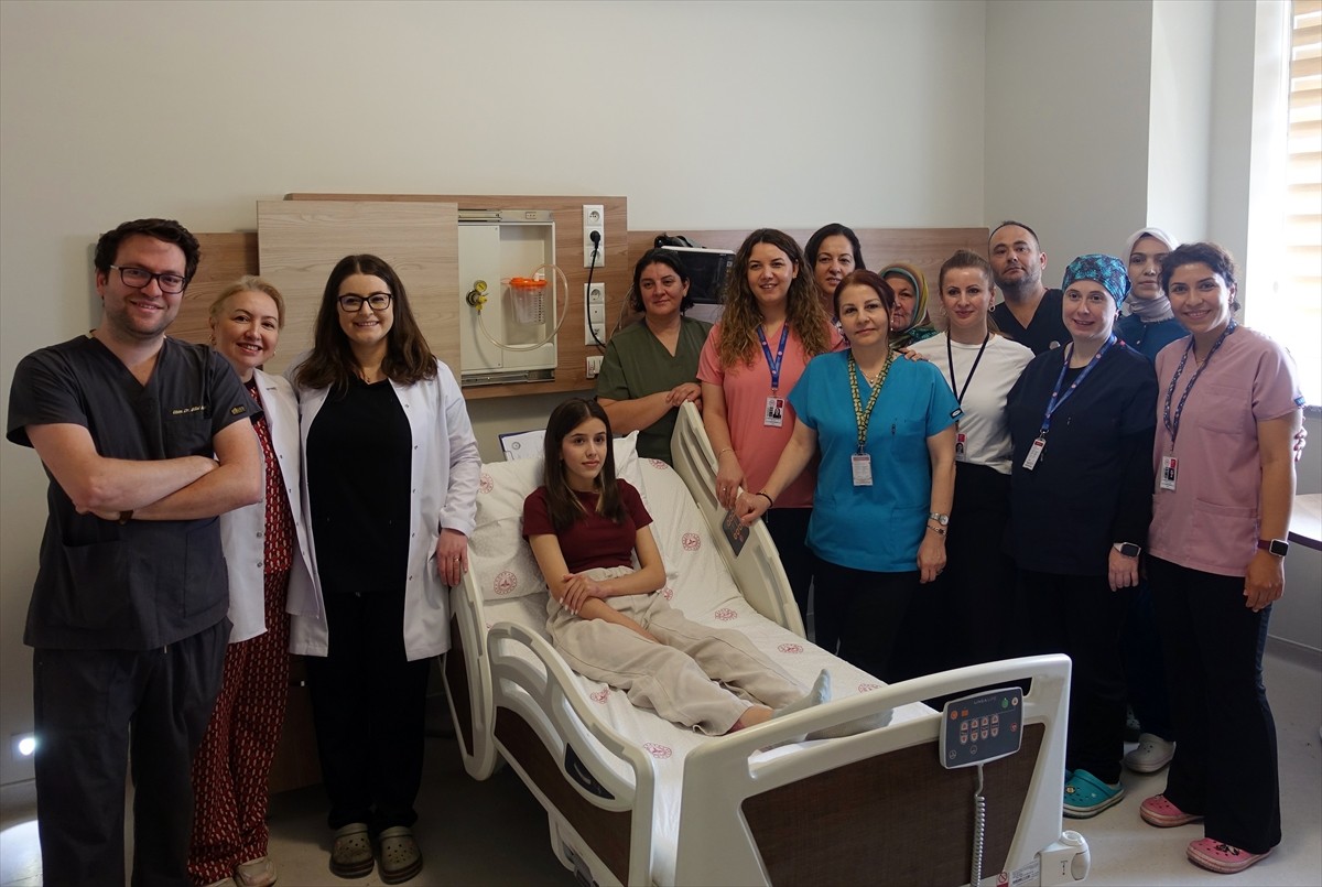 Manisalı 15 yaşındaki voleybolcu Zeynep Seren Çetin'in (sağda) yanık nedeniyle kesilme ihtimali...