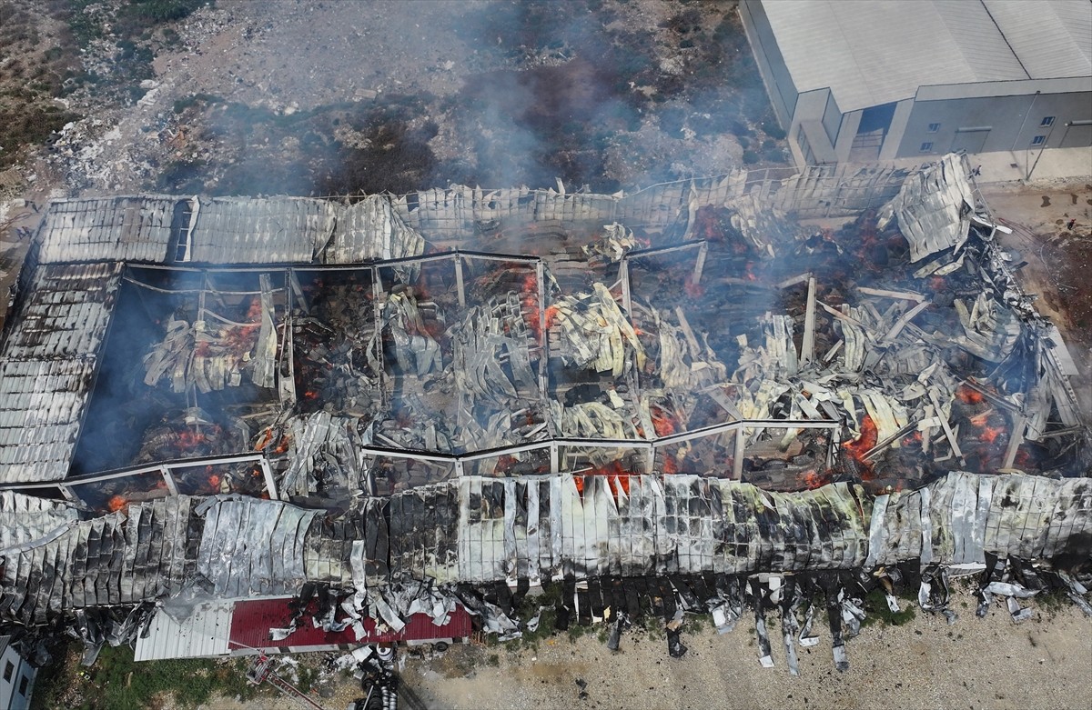 Mersin'in merkez Akdeniz ilçesindeki bir pamuk deposunda çıkan yangın, ekiplerce kontrol altına...