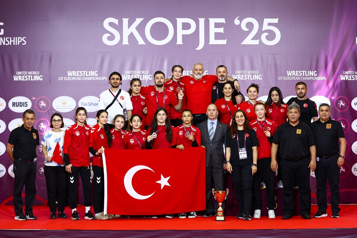Milli kadın güreşçiler, Kuzey Makedonya'da düzenlenen 17 Yaş Altı Avrupa Güreş Şampiyonası'nı üst...