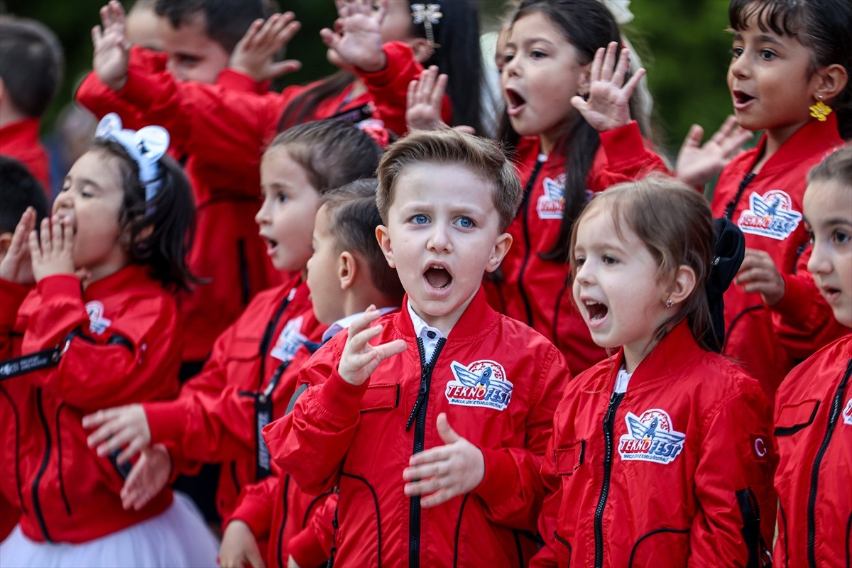Milli Teknoloji Hamlesi vizyonuyla üretilen yerli araçları öğretmenlerinin desteğiyle...