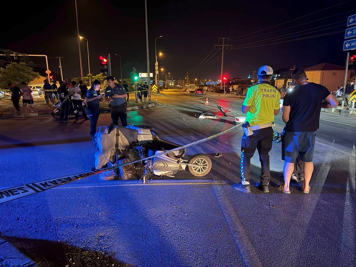 Muğla'nın Fethiye ilçesinde tırla çarpışan elektrikli motosikletin sürücüsü yaşamını...