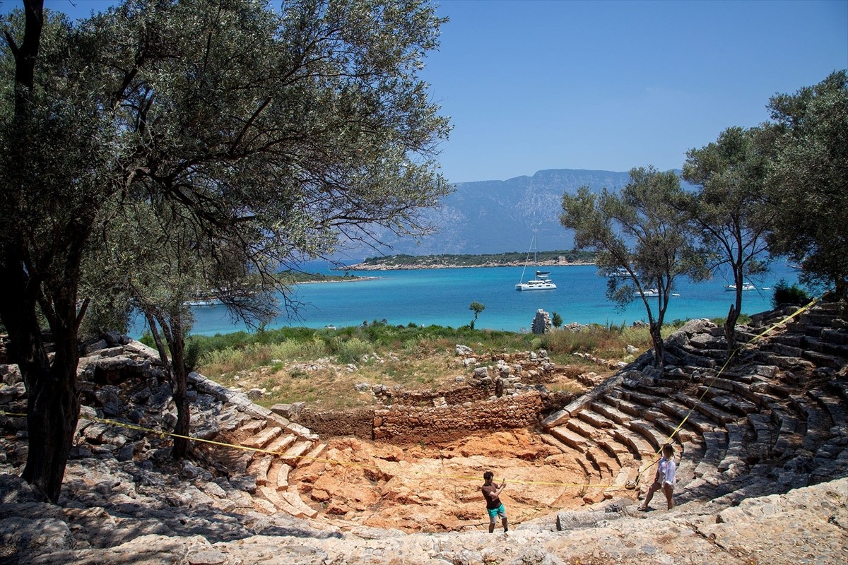 Muğla'nın Marmaris ilçesinin Çamlı Mahallesi'nden teknelerle ulaşım sağlanan Sedir Adası'ndaki...