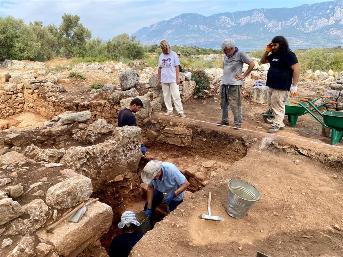 Muğla'nın Marmaris ilçesinin Çamlı Mahallesi'nden teknelerle ulaşım sağlanan Sedir Adası'ndaki...