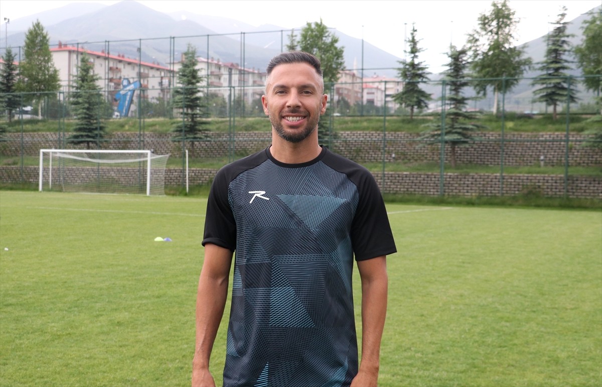 Nesine 2. Lig ekiplerinden Bucaspor'da forma giyen eski Galatasaraylı futbolcu Yasin Öztekin...