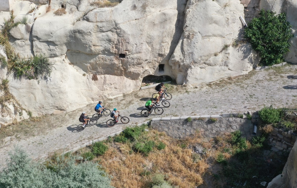 Nevşehir'de düzenlenen "Kapadokya Bisiklet Festivali" kapsamında, Ürgüp ilçesinden verilen startla...
