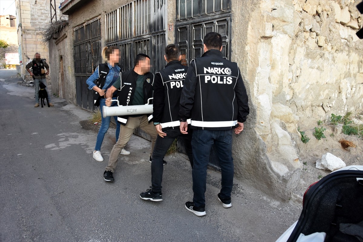 Nevşehir'de polisin helikopter destekli uyuşturucu operasyonunda 61 zanlı gözaltına alındı....