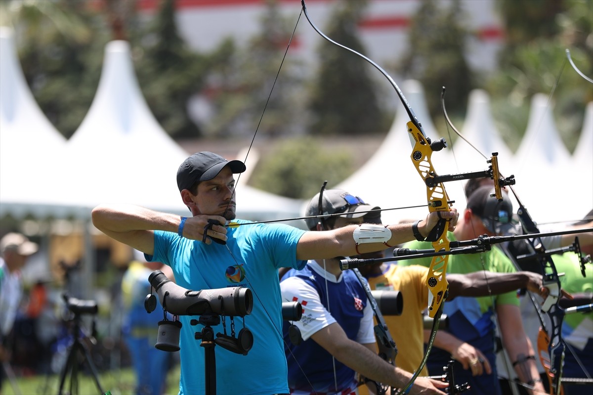 Okçuluk Dünya Kupası'nın 3. ayağı, Antalya'da başladı. 100. Yıl Okçuluk Tesisleri'nde düzenlenen...