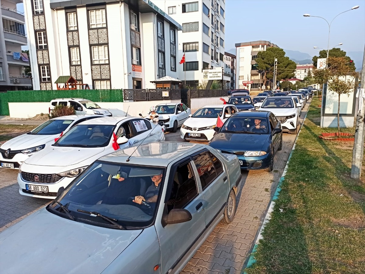 Osmaniye'de sivil toplum kuruluşlarınca Filistin'e destek amacıyla araç konvoyu oluşturuldu.