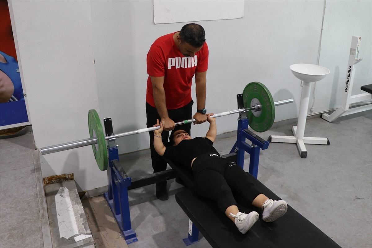 Paralimpik sporcu Esra Nisa Özkılsız, 10 yıl sürdürdüğü ve birçok derece elde ettiği yüzme...