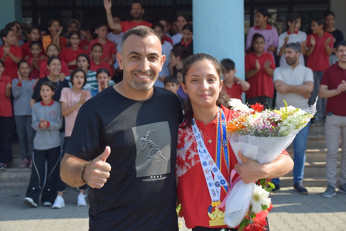 Romanya'da düzenlenen Bilek Güreşi Avrupa Şampiyonası'nda hem sağ hem de sol kolda altın madalya...