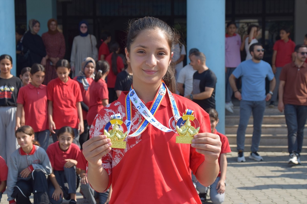 Romanya'da düzenlenen Bilek Güreşi Avrupa Şampiyonası'nda hem sağ hem de sol kolda altın madalya...