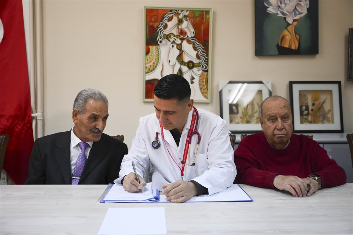 Sağlık Bakanlığınca, huzurevleri ve yaşlı bakım merkezlerinde kalan vatandaşlara yönelik yerinde...