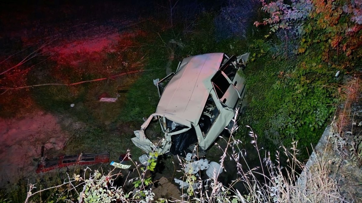 Sakarya'nın Karasu ilçesinde iki motosiklet ve bir otomobilin karıştığı kazada 1 kişi öldü, 3 kişi...