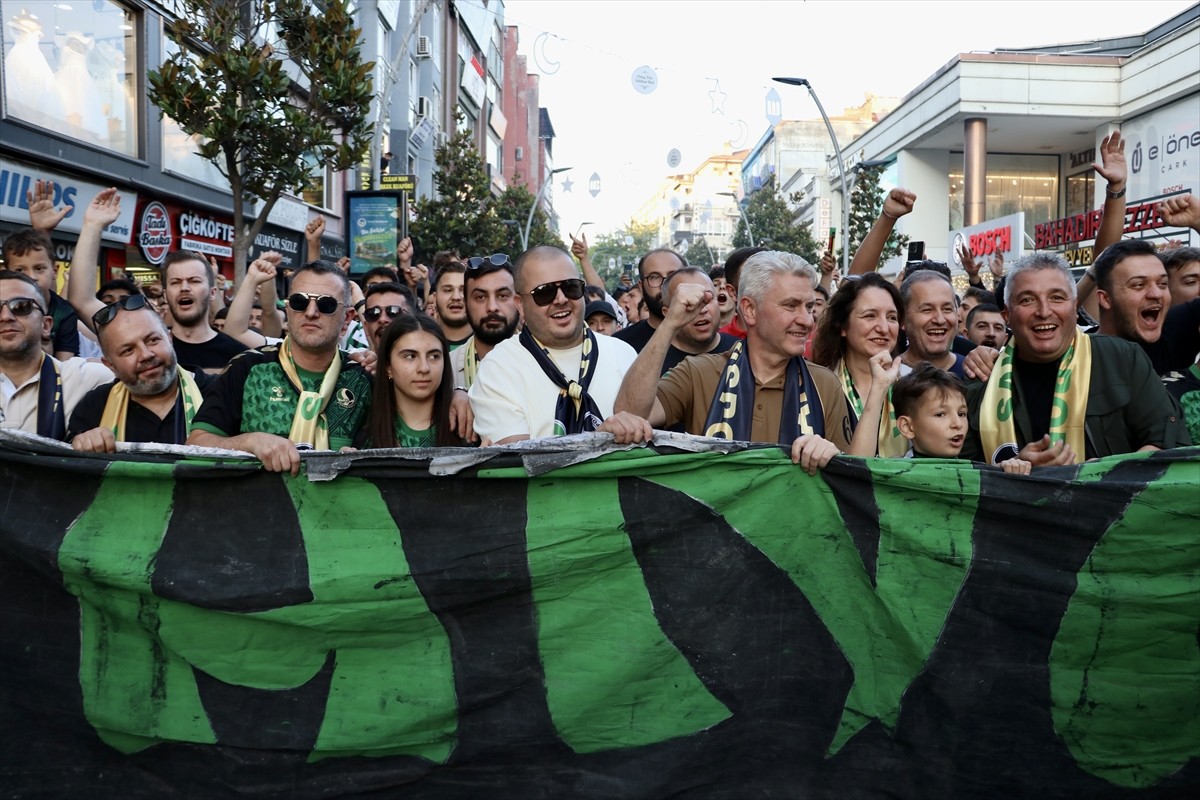 Sakaryaspor Kulübü'nün kuruluşunun 60. yıl dönümü dolayısıyla kutlama etkinliği düzenlendi. Kulüp...