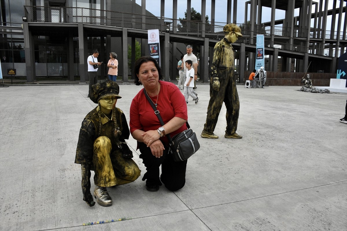 Samsun'da düzenlenen Türkiye Kültür Yolu Festivali'nde canlı heykel performans sanatı...