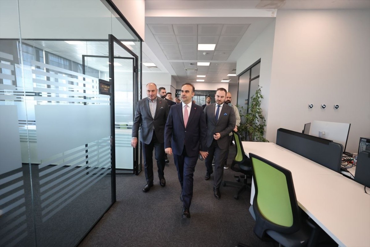 Sanayi ve Teknoloji Bakanı Mehmet Fatih Kacır, Teknopark İstanbul'daki Armelsan Savunma...