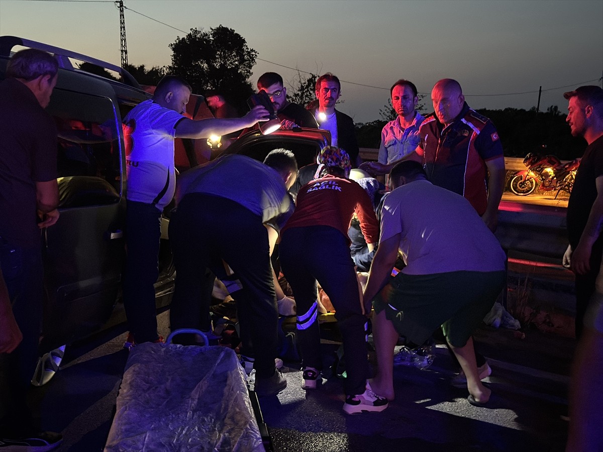 Sinop’un Gerze ilçesinde hafif ticari aracın bariyere çarpması sonucu 2 kişi yaralandı. 