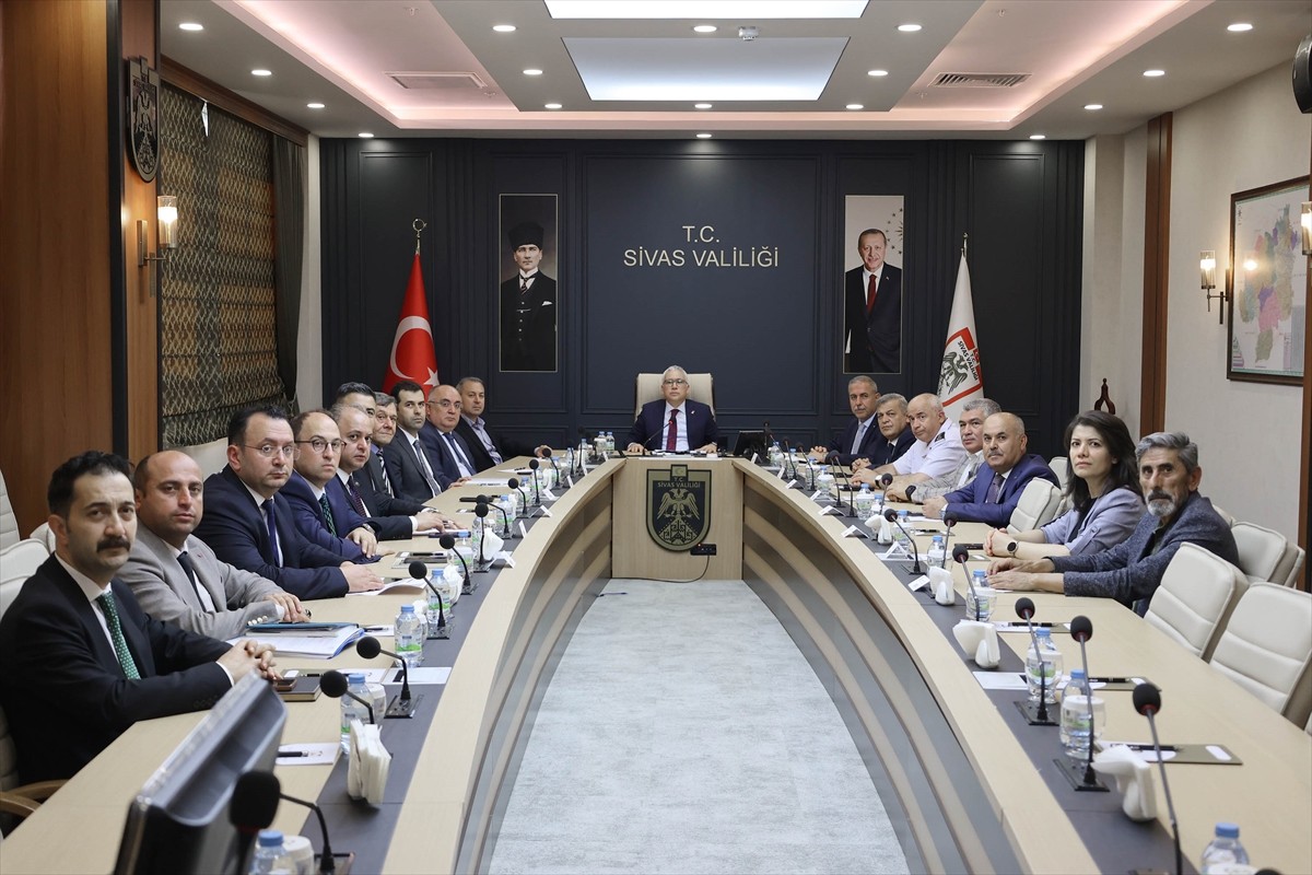 Sivas'ta Vali Yılmaz Şimşek (ortada), başkanlığında kene vakalarıyla ilgili değerlendirme...