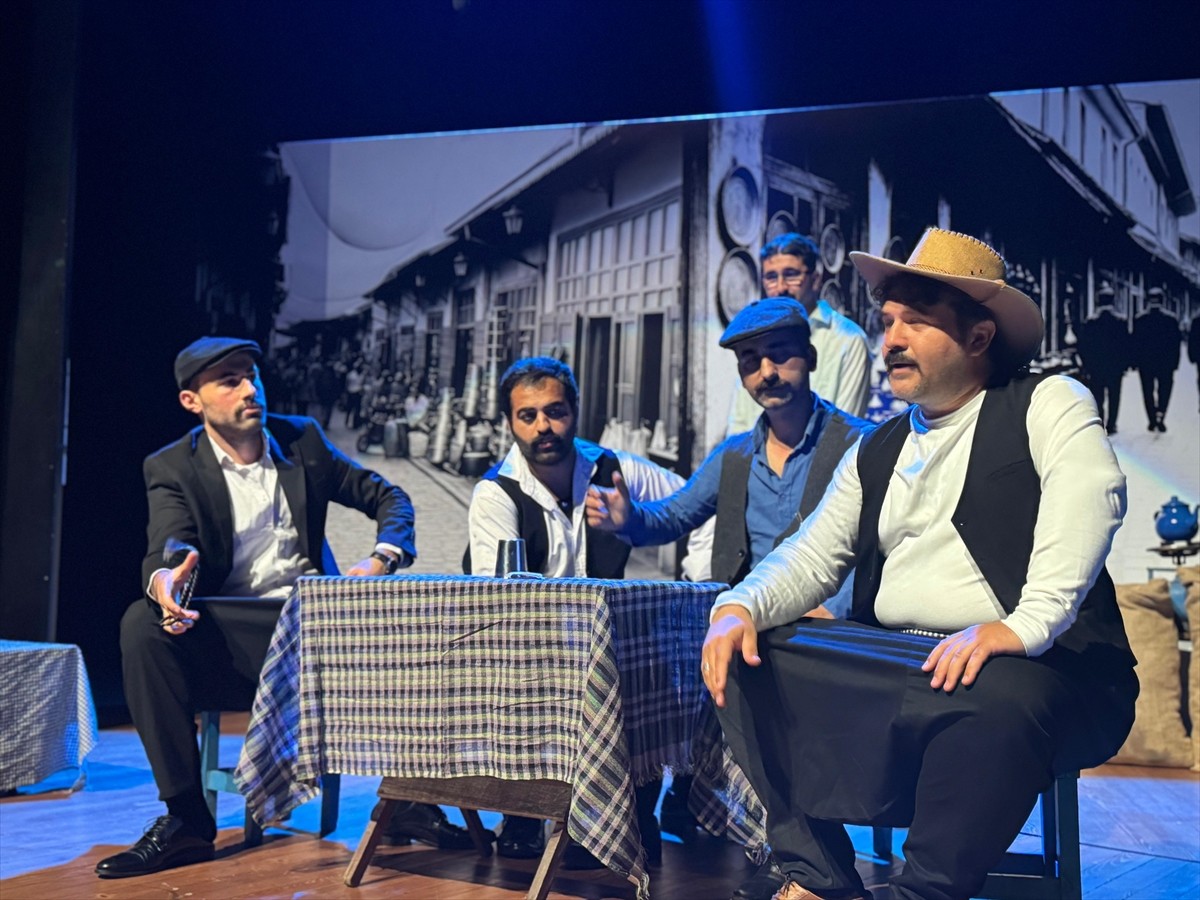 Sultanbeyli İlçe Milli Eğitim Müdürlüğü Öğretmen Tiyatro Atölyesi tarafından sahnelenen "Çözülme"...