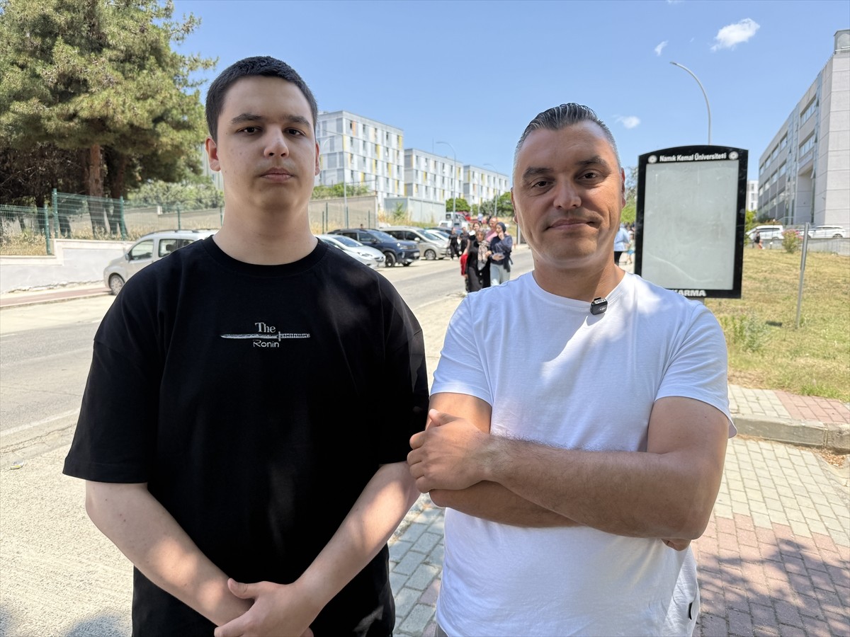 Tekirdağ'da yaşayan 44 yaşındaki Turhan Durukan, 20 yaşındaki oğlu Tunahan ile Yükseköğretim...