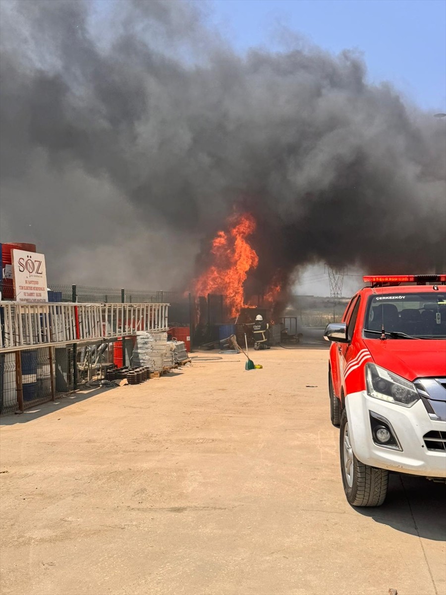 Tekirdağ'ın Kapaklı ilçesinde kimya fabrikasının atık biriktirme alanında çıkan yangın, itfaiye...