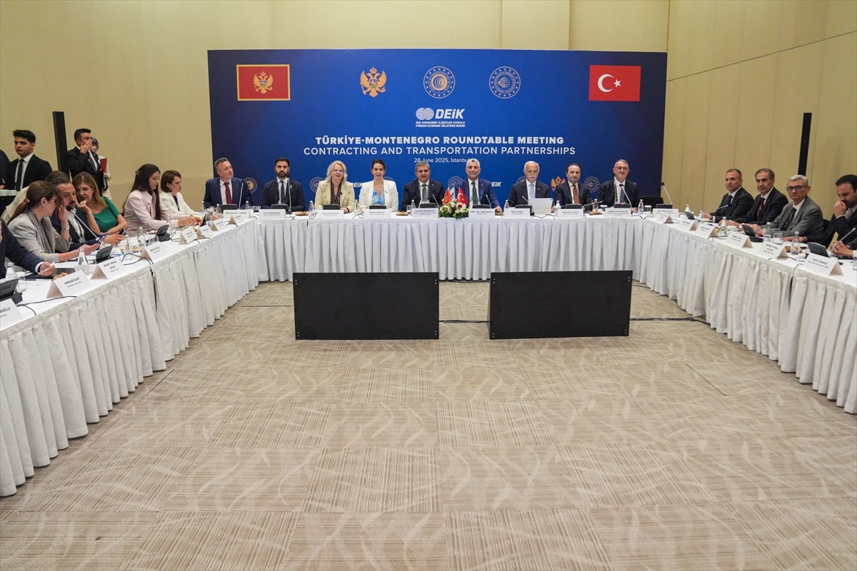 Ticaret Bakanı Ömer Bolat, İstanbul Kongre Merkezi'nde düzenlenen Küresel Ulaştırma Koridorları...