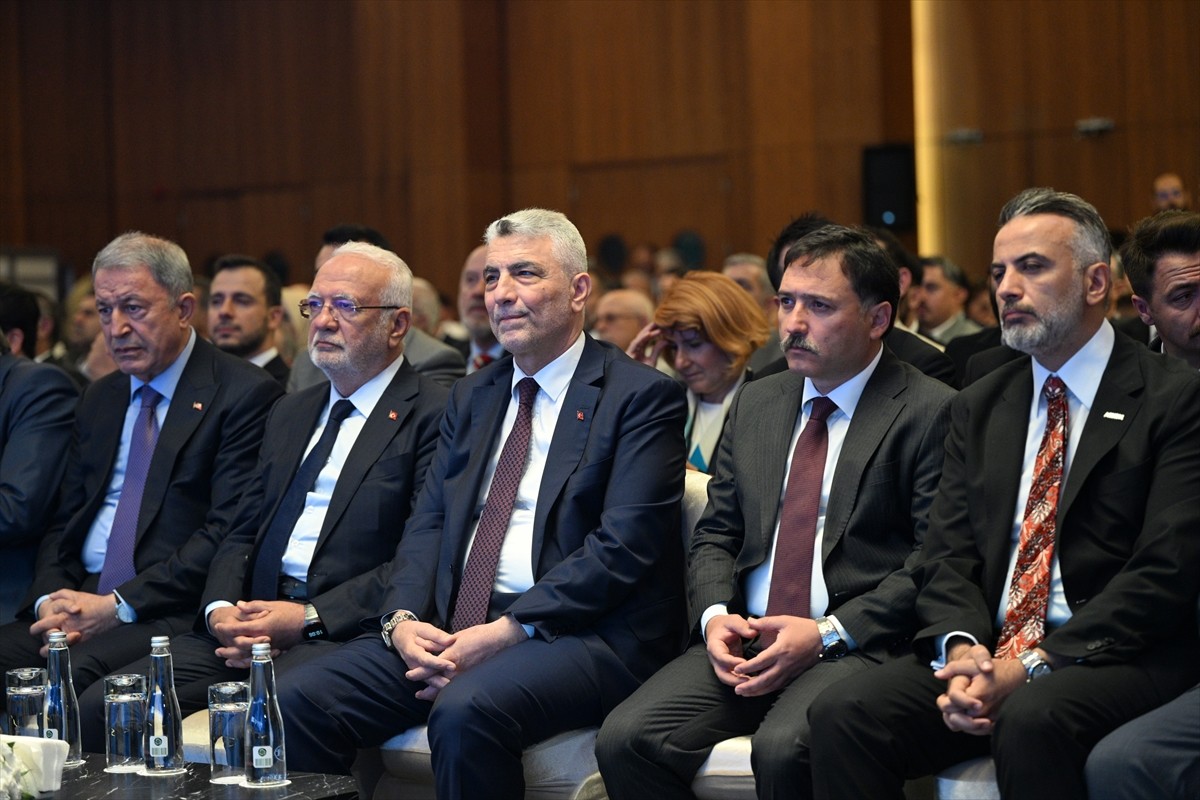 Ticaret Bakanı Ömer Bolat (ortada), Anadolu Aslanları İş Adamları Derneğince (ASKON) Kayseri'de...