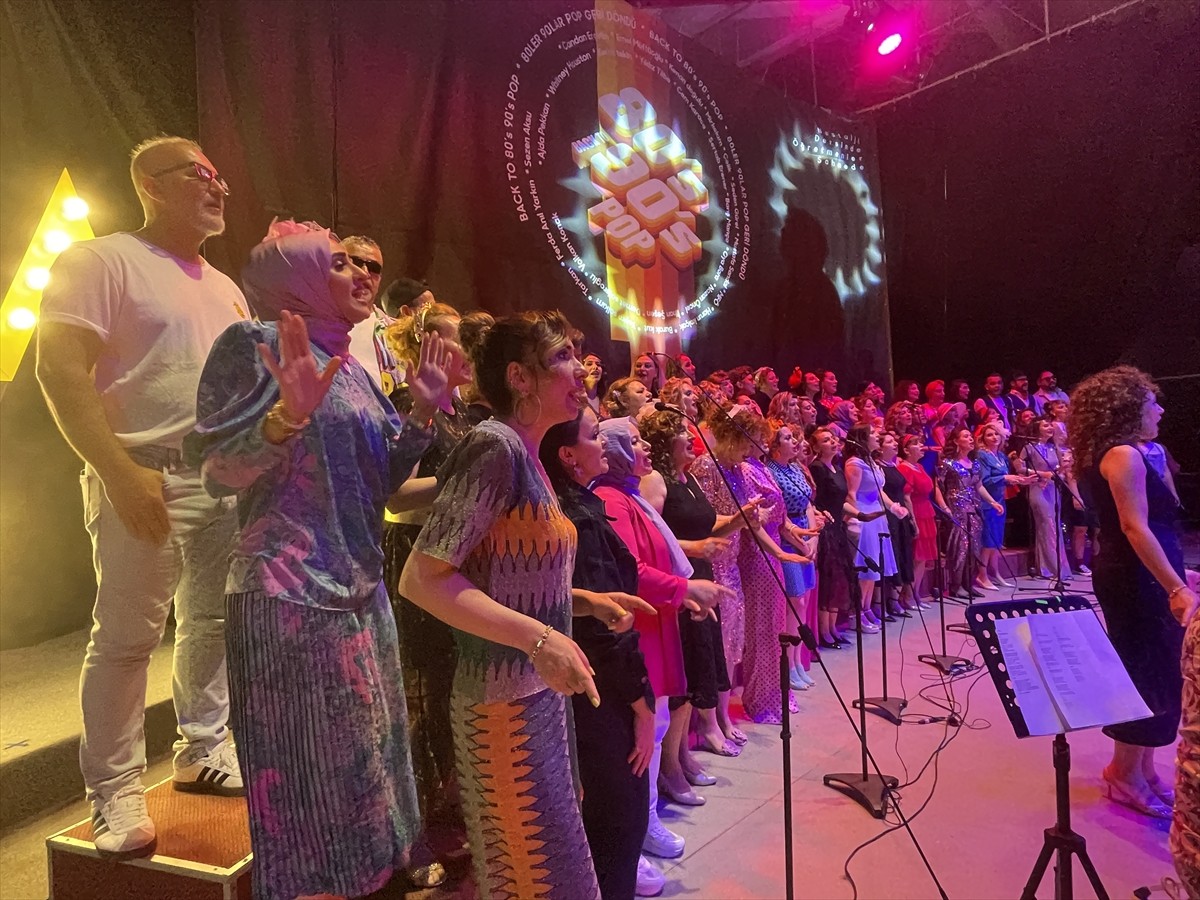 Trabzon'da farklı branşlardaki 61 öğretmenden oluşan grup sahne aldı. "Seksenler Doksanlar" adlı...