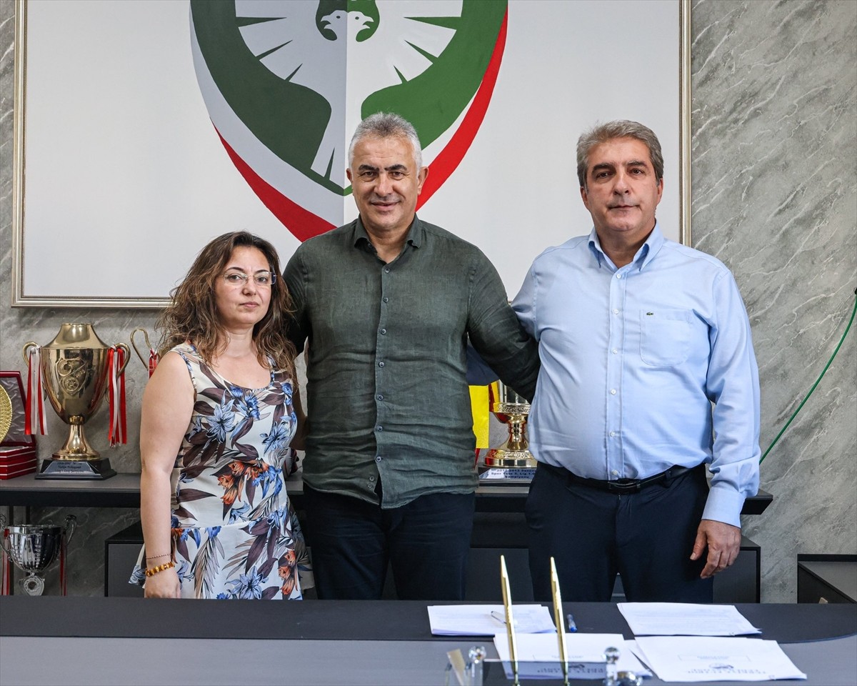 Trendyol 1. Lig'de yer alan Amed Sportif Faaliyetler, teknik direktör Mehmet Altıparmak (ortada)...