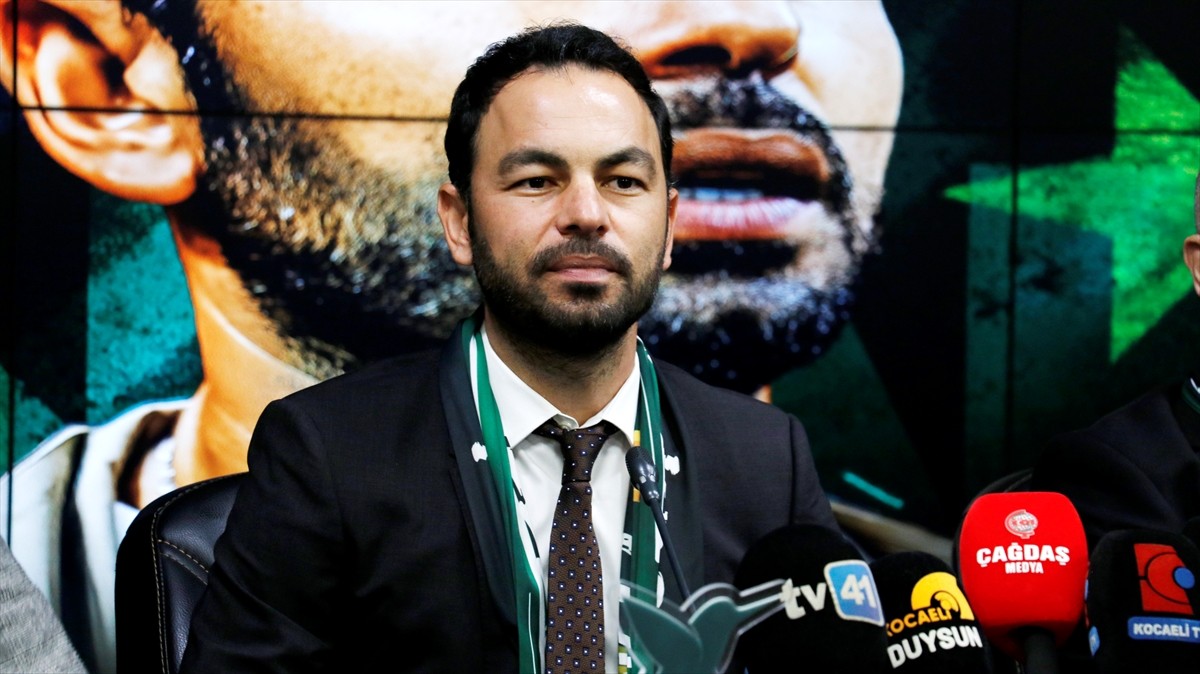 Trendyol Süper Lig'e yükselen Kocaelispor, anlaşmaya vardığı teknik direktör Selçuk İnan için imza...