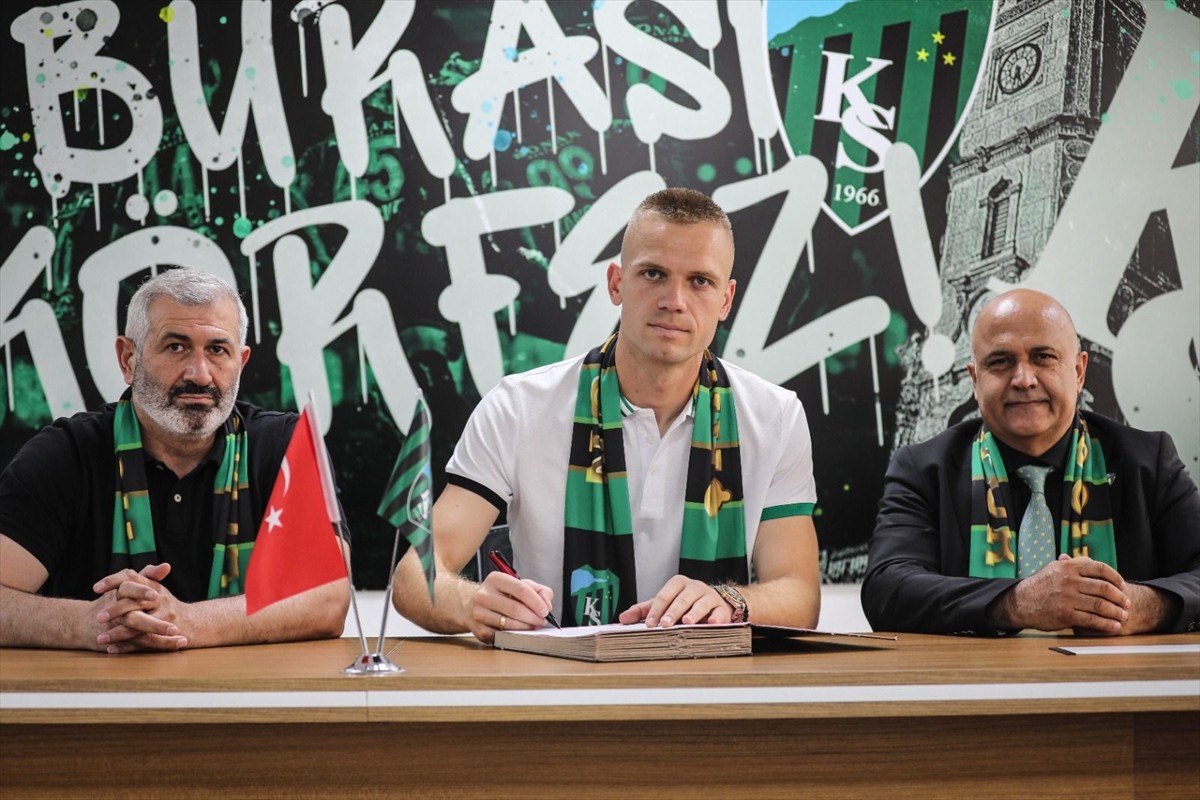 Trendyol Süper Lig'in yeni ekiplerinden Kocaelispor, Sırp kaleci Aleksandar Jovanovic (ortada) ile...
