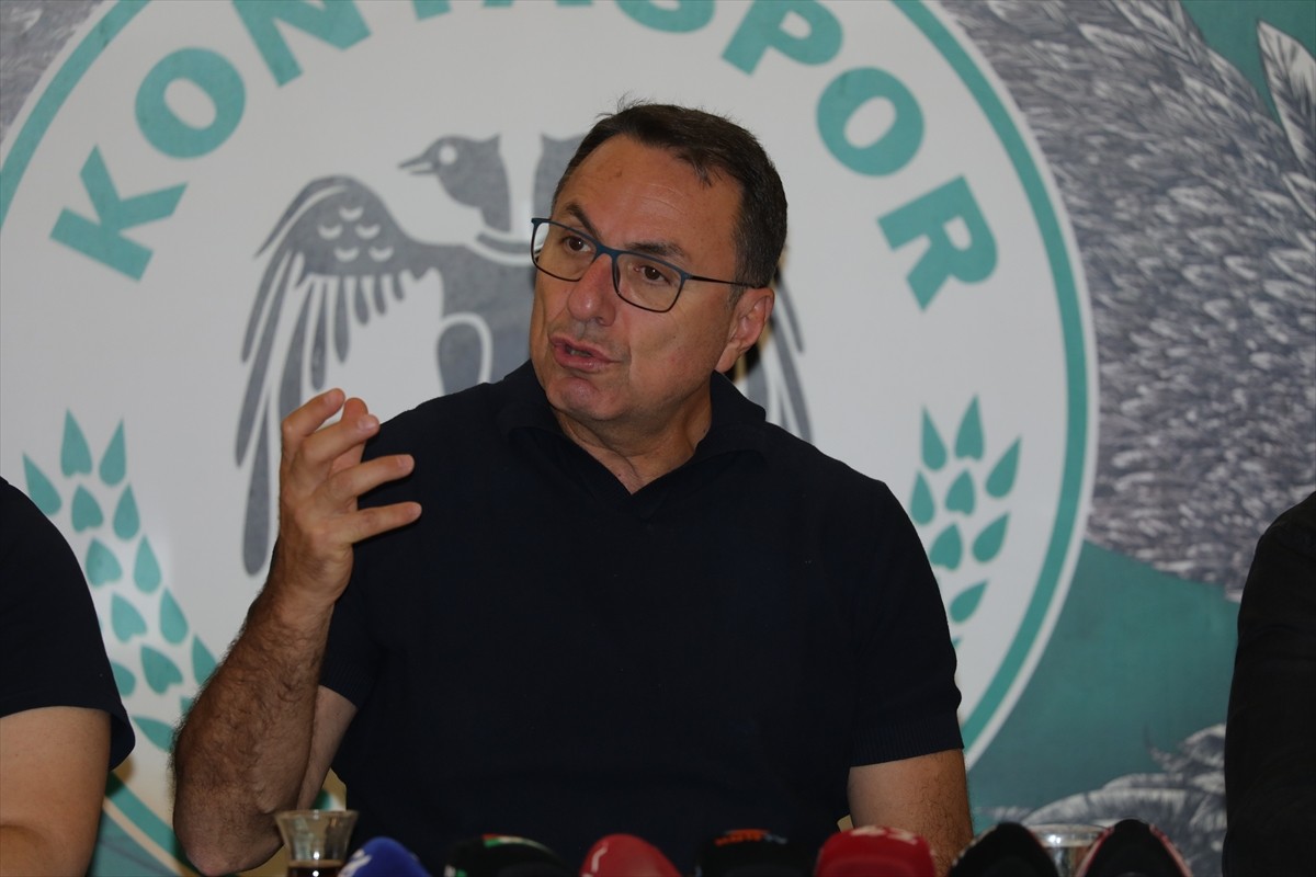 Trendyol Süper Lig ekiplerinden Konyaspor Kulübü'nün basın sözcüsü Cengiz Yönet ve Futbol Şube...