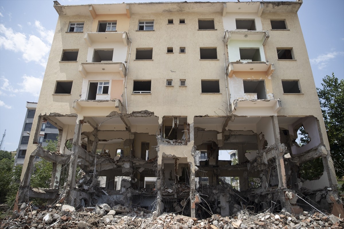 Tunceli'de depreme dayanıksız olduğu belirlenen evlerin yıkımına devam ediliyor. Deprem riskine...