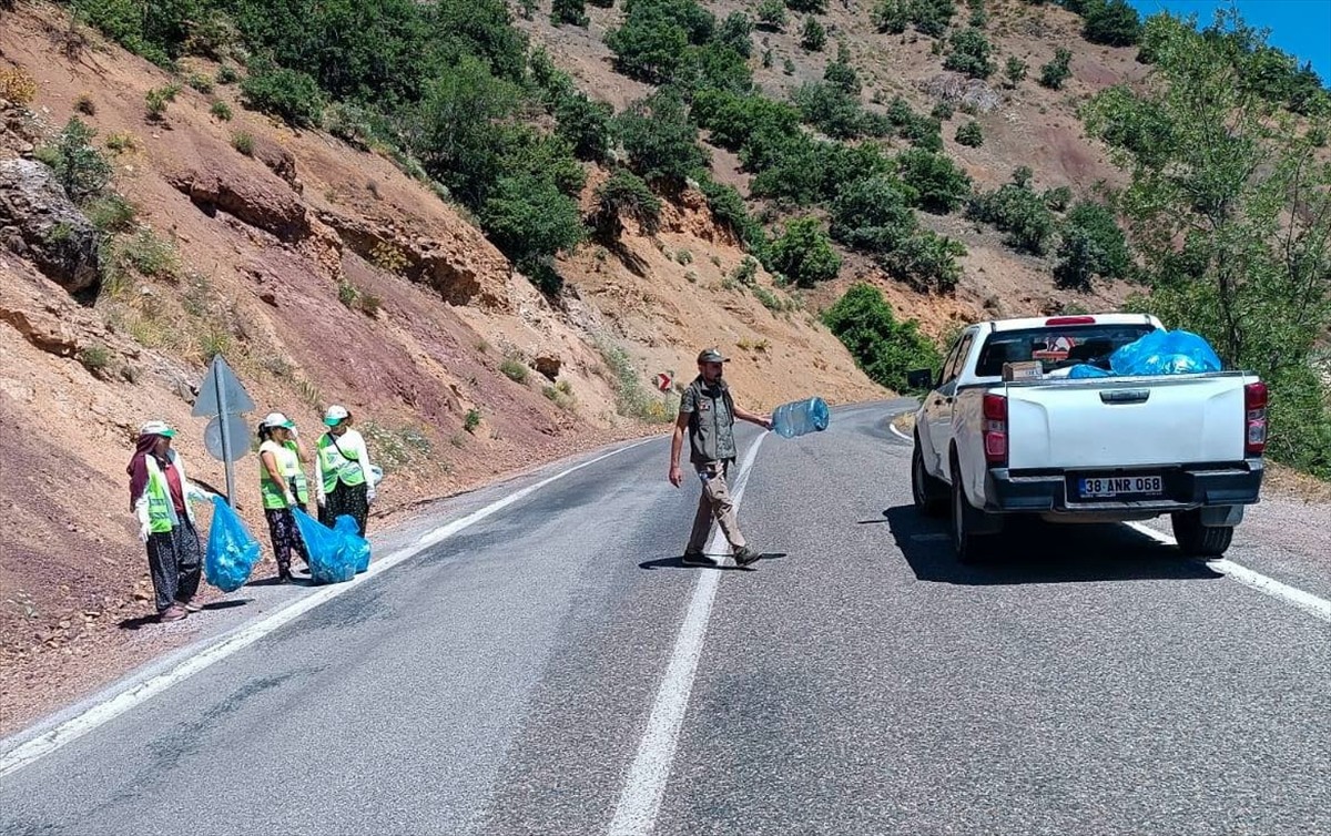 Tunceli'de ziyaretçilerin piknik yaparken Munzur Vadisi Milli Parkı'na bıraktığı çöpler, Valilik...