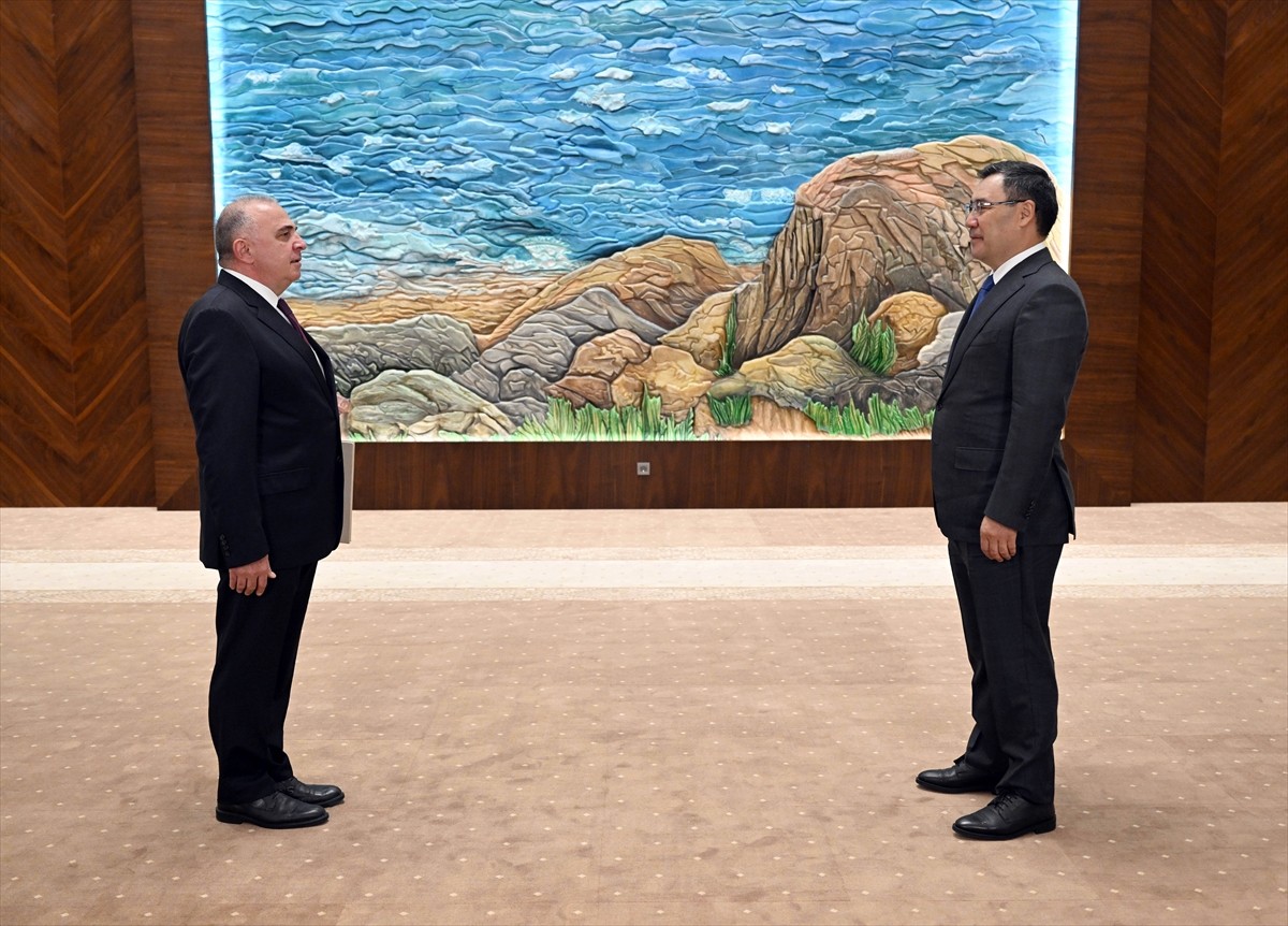 Türkiye'nin Bişkek Büyükelçisi Mekin Mustafa Kemal Ökem, güven mektubunu Kırgızistan Cumhurbaşkanı...