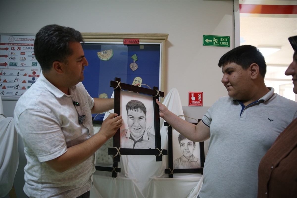 Türkiye'nin dört bir yanından "Resimlerle Çocuklara Umut Ol" projesi kapsamında bir araya gelen...