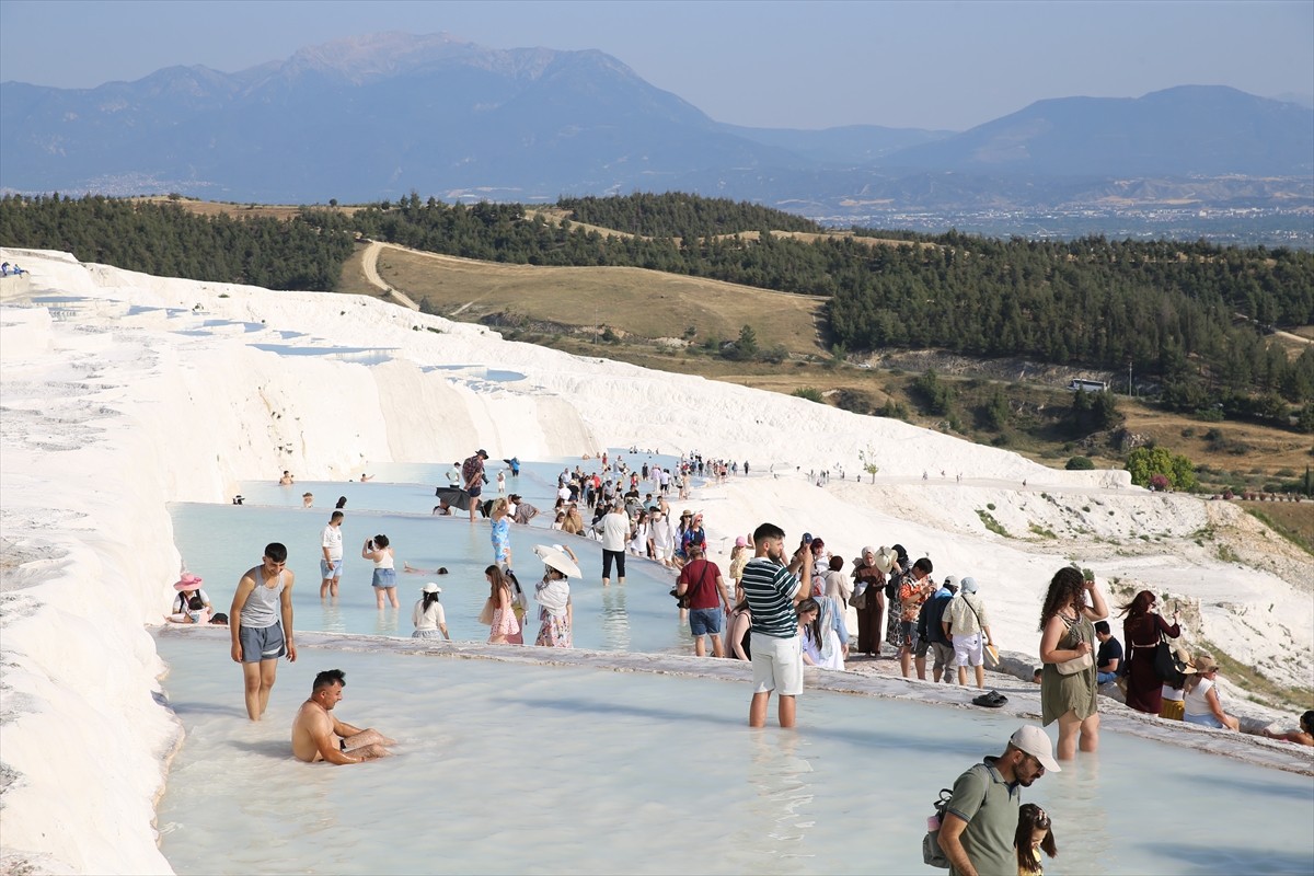 Türkiye'nin en önemli turizm destinasyonlarından Pamukkale, Kurban Bayramı tatilinde 53 bin 363...