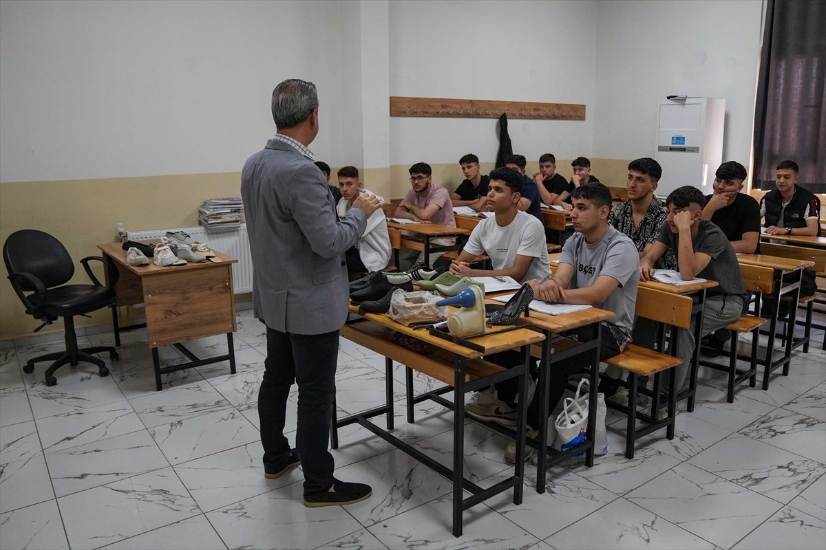 Türkiye'nin önemli ayakkabı üretim merkezlerinden İzmir'de açılan mesleki eğitim merkezi, ayakkabı...