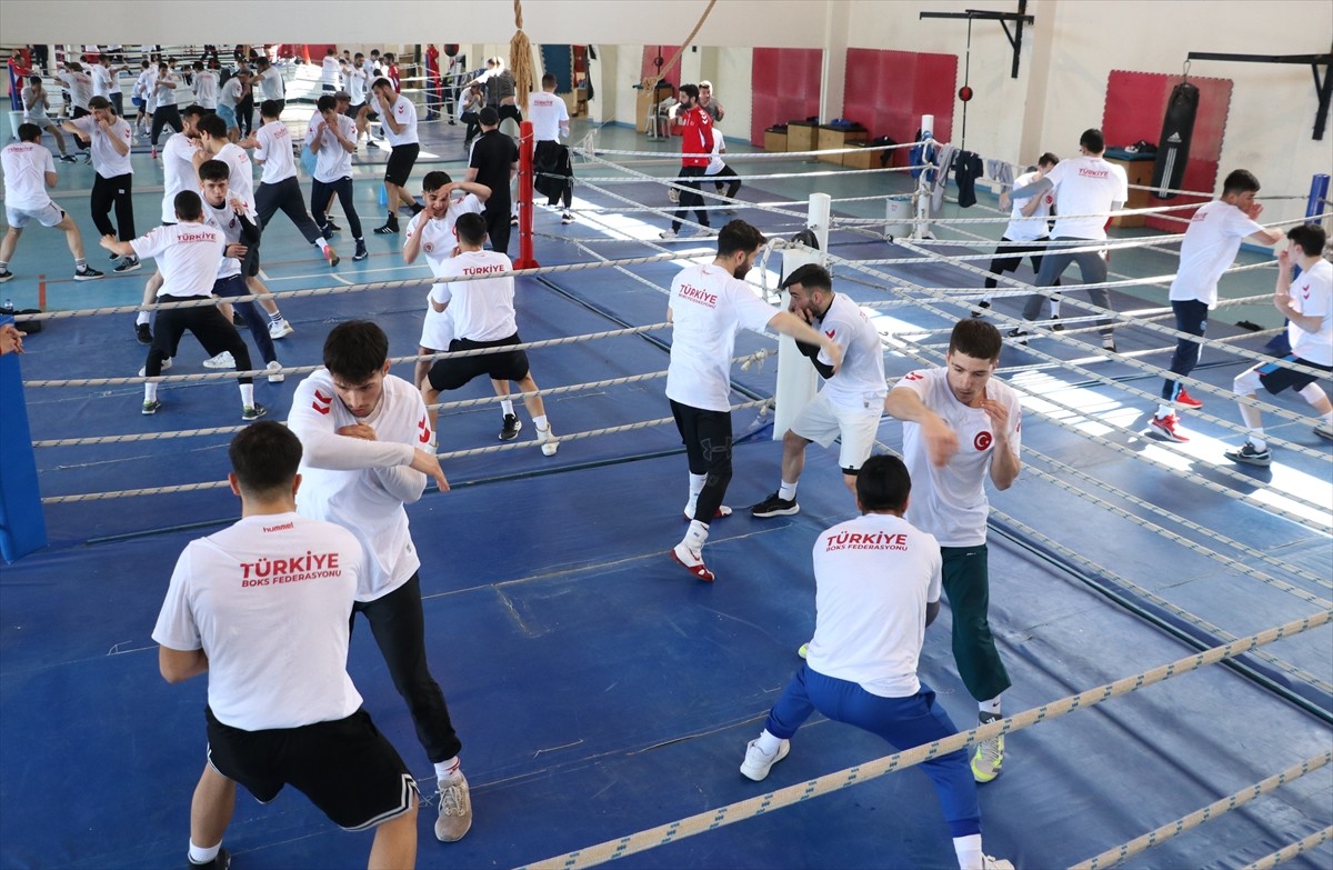 Türkiye Boks Federasyonu Başkanı Suat Hekimoğlu'nun göreve gelmesinin ardından kamplardaki sporcu...