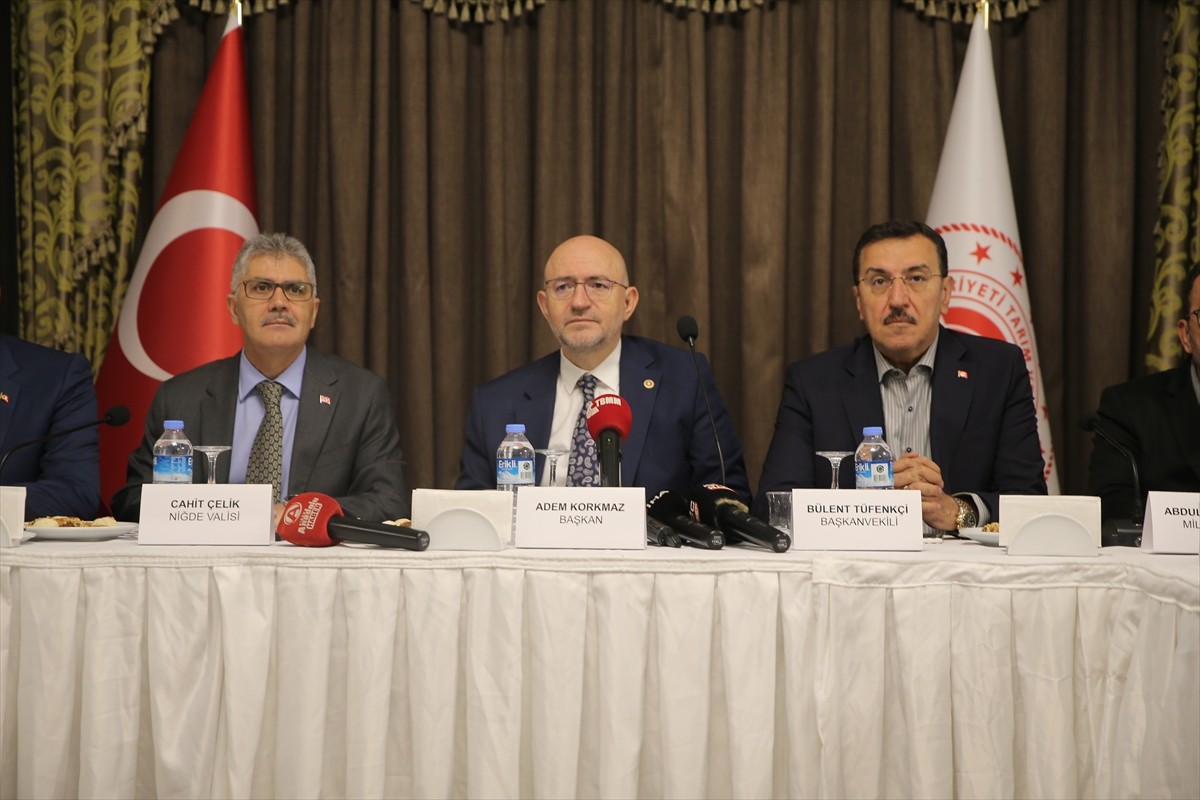 Türkiye Büyük Millet Meclisi (TBMM) Zirai Don Olayını Araştırma Komisyonu üyeleri, Niğde'de...