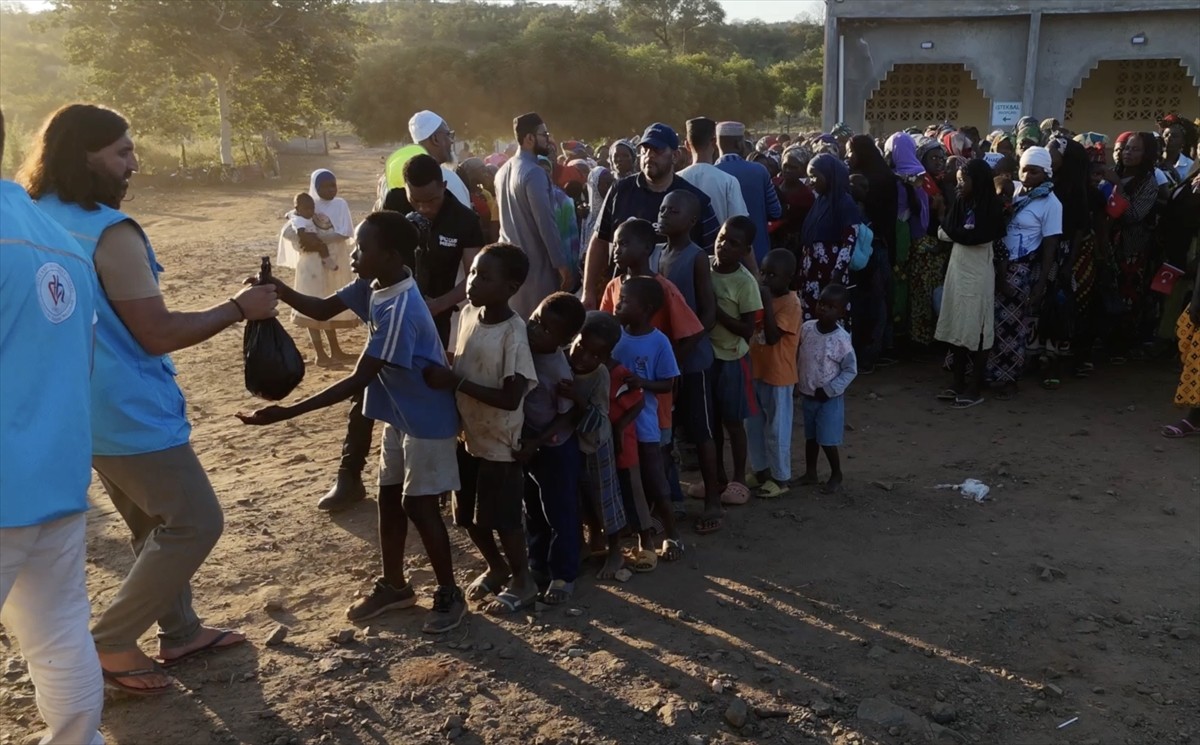 Türkiye Diyanet Vakfı (TDV) ekipleri, "Kurbanını paylaş, kardeşinle yakınlaş" kampanyası...