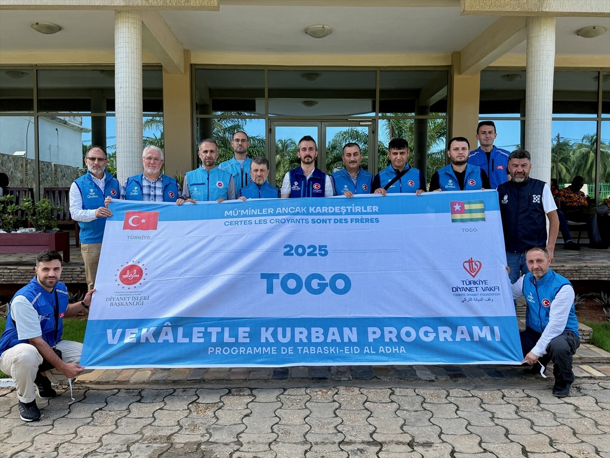 Türkiye Diyanet Vakfı (TDV) ekipleri, "Kurbanını paylaş, kardeşinle yakınlaş" kampanyası...
