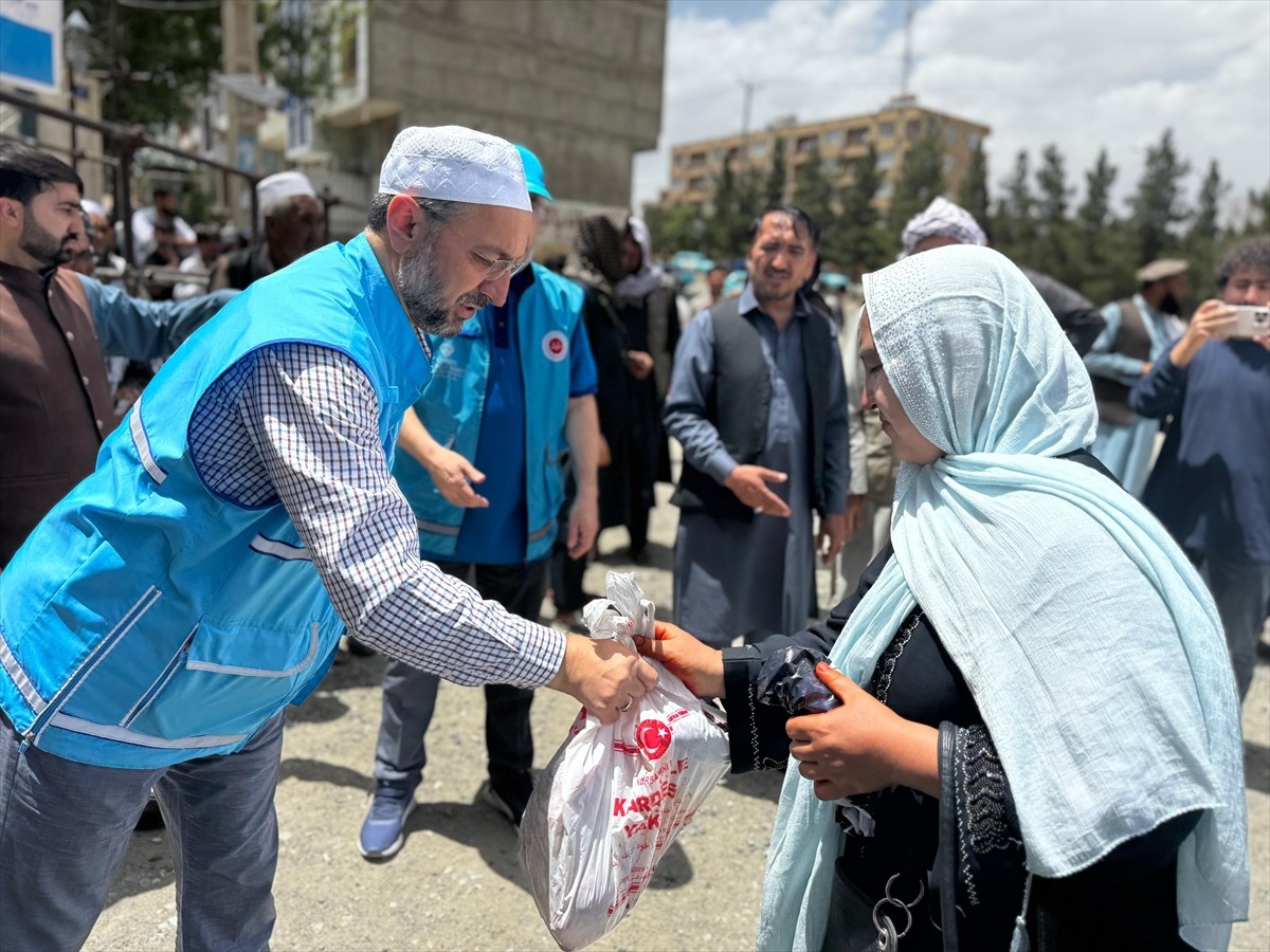 Türkiye Diyanet Vakfı (TDV), vekaletle kurban kesim organizasyonu kapsamında Afganistan'da 200 bin...