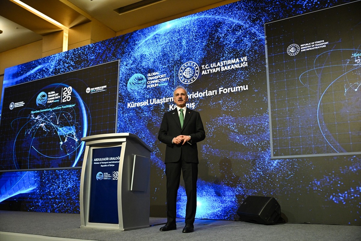 Ulaştırma ve Altyapı Bakanı Abdülkadir Uraloğlu, İstanbul Kongre Merkezi'nde düzenlenen, Küresel...